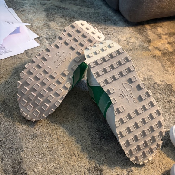 Women’s Sneakers Size 7.5 - Picture 6 of 6